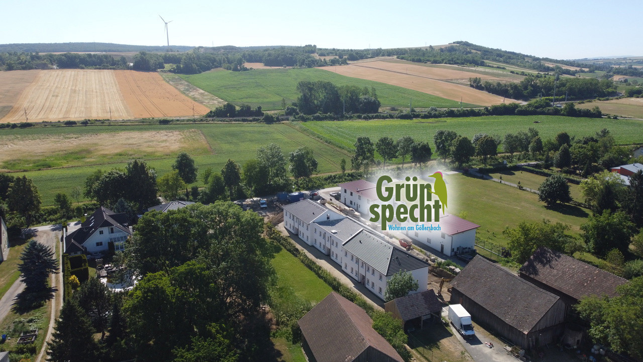 Die neue Mietwohnanlage Grünspecht in Dietersdorf/Hollabrunn wird aus der Vogelperspektive gezeigt.
