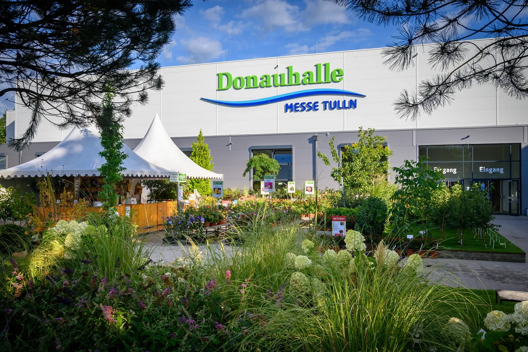 Gartenbau-Messe Tulln, Eingangsbereich mit schönen Pflanzen im Vordergrund