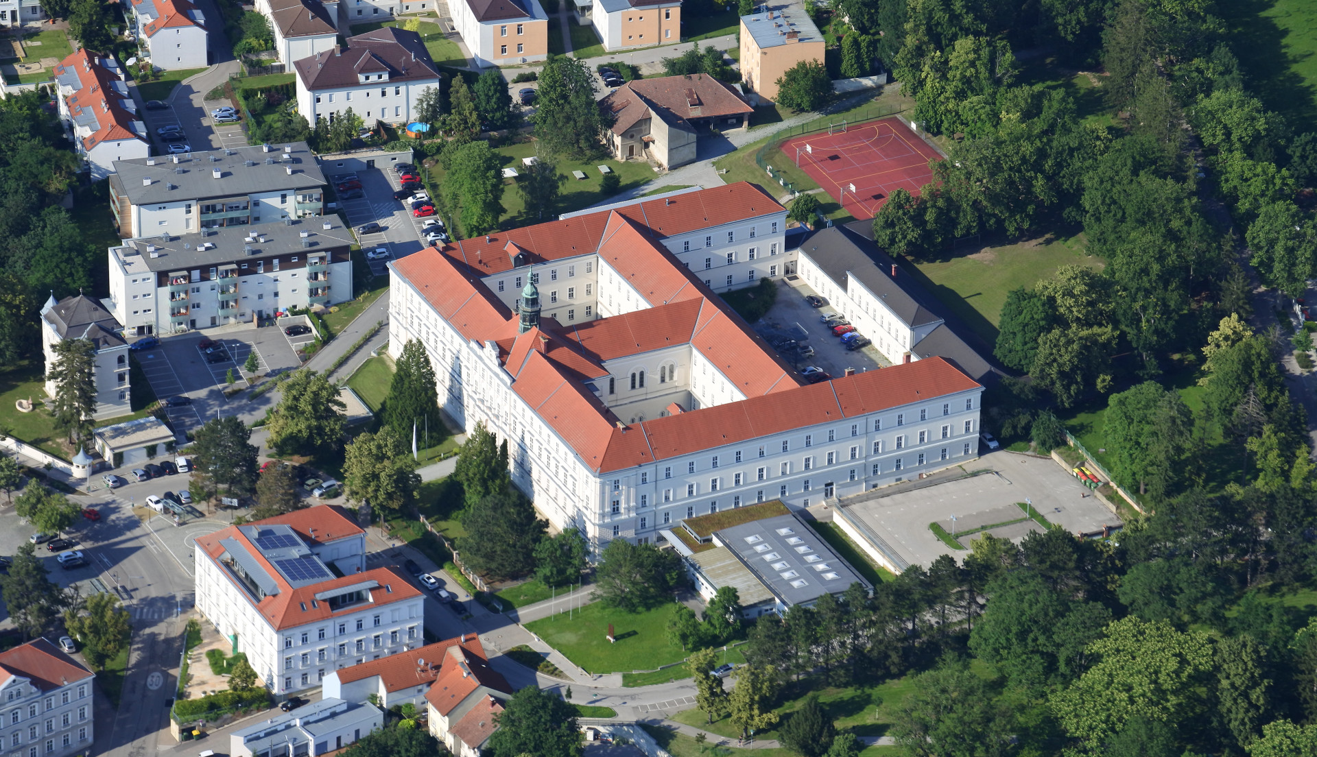 Erzbischoefliches Real- und Gymnasium Hollabrunn aus der Vogelperspetive.