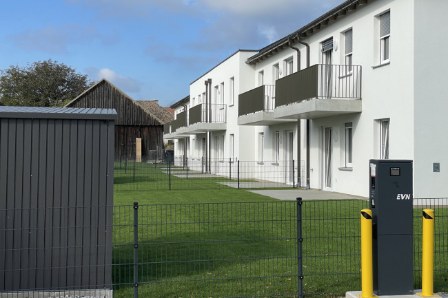 Grünspecht Wohnanlage Gartenseite E-Ladestation